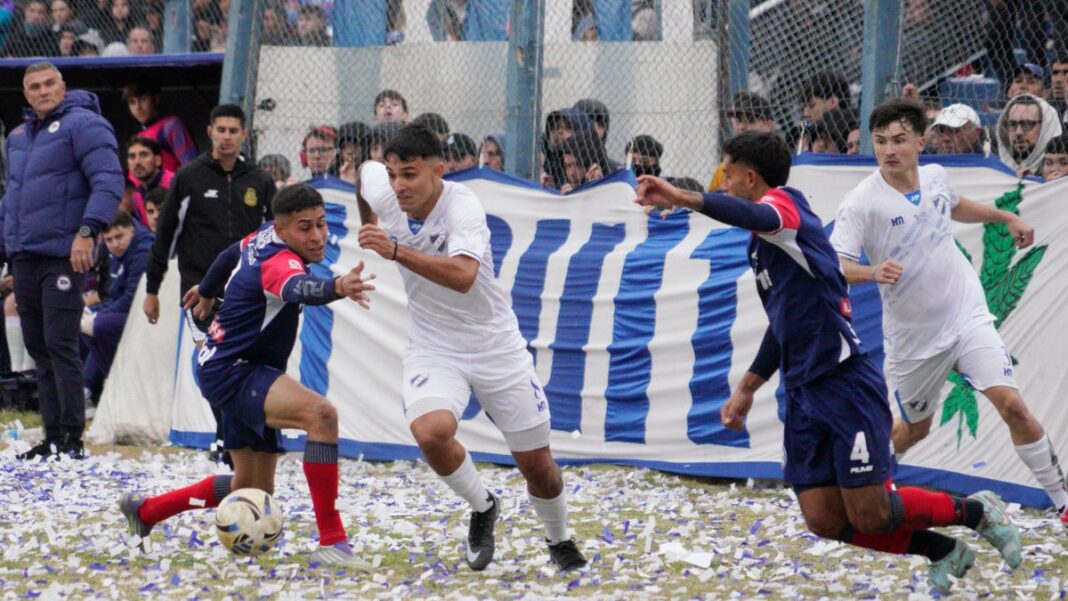 Hinchas de Argentino y Central Córdoba en el estadio José Martín Olaeta durante el clásico del ascenso