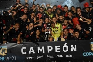 Hinchas de Colón celebrando en la calle con banderas y bengalas