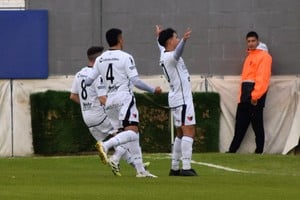 Jugadores de Colón celebrando un gol ante Estudiantes de Caseros
