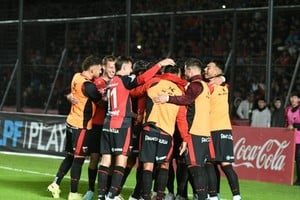 Jugadores de Colón en el campo de juego durante un partido de la Primera Nacional