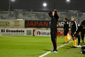 Estadio de Estudiantes de Caseros con jugadores de Colón en la cancha