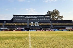 Hinchas de Colón en la tribuna de Almirante Brown