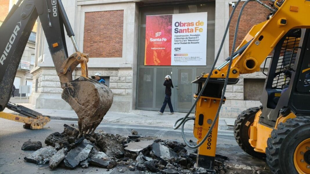 Obra de la EPE en el centro de Rosario con carteles de desvío de colectivos