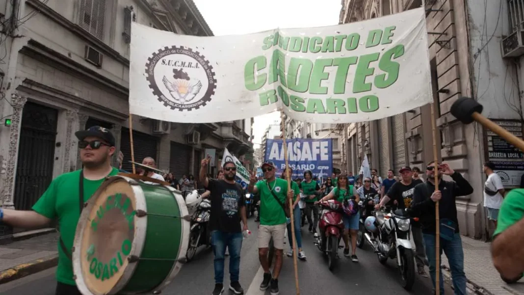 Cadete en moto realizando reparto en Rosario
