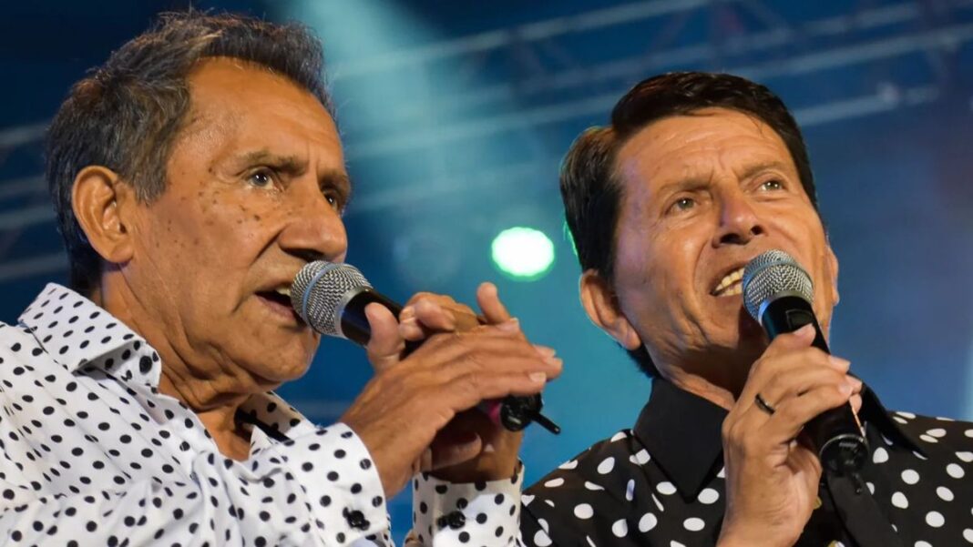 Cuti y Roberto Carabajal en el escenario de la peña Sonckoy