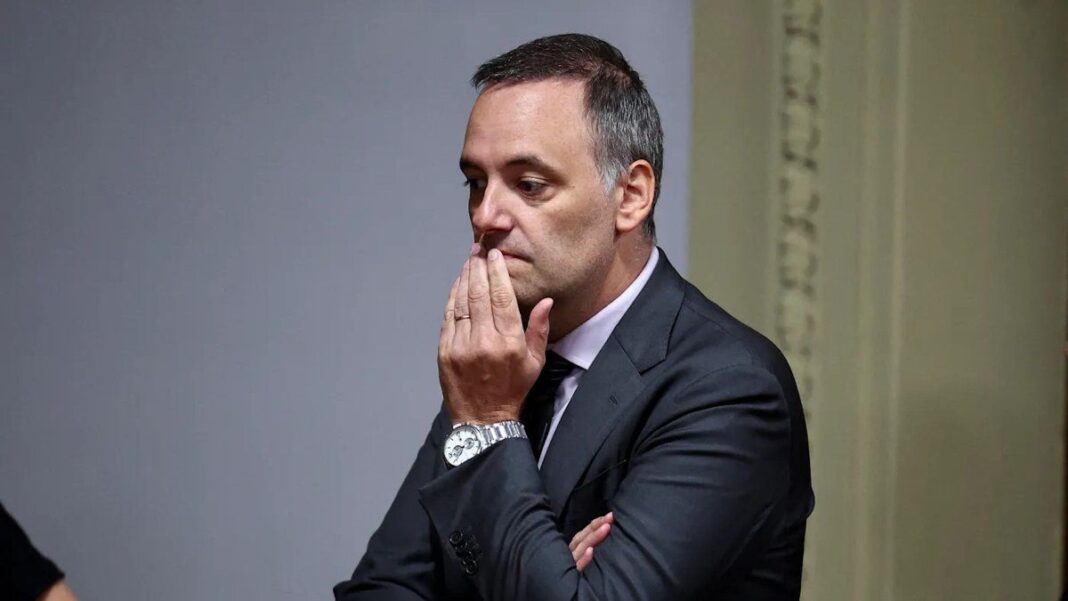 Manuel Adorni en una conferencia de prensa