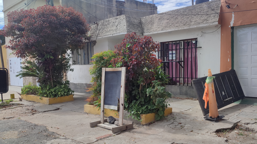 Policía en la puerta de un juzgado en Santa Fe