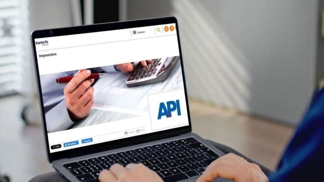 Persona usando computadora para trámite online de plan de pago API Santa Fe