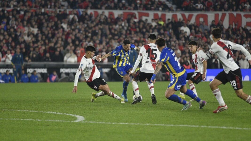 Ángel Di María con la camiseta de Rosario Central durante el partido contra River Plate en el Monumental