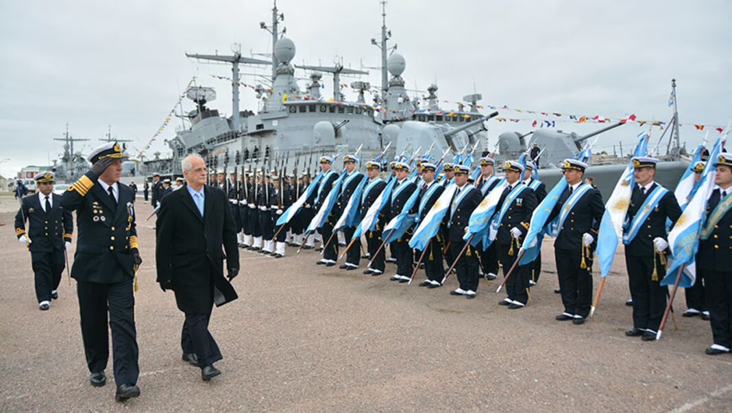 Buque de la Armada Argentina navegando en el Río de la Plata