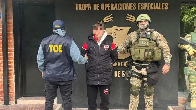 Allanamiento policial en Rosario por el incendio al auto de Facundo Guch