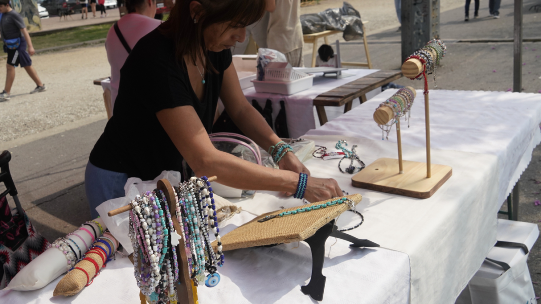 Feria municipal de emprendedores en Rosario con puestos de artesanías y alimentos