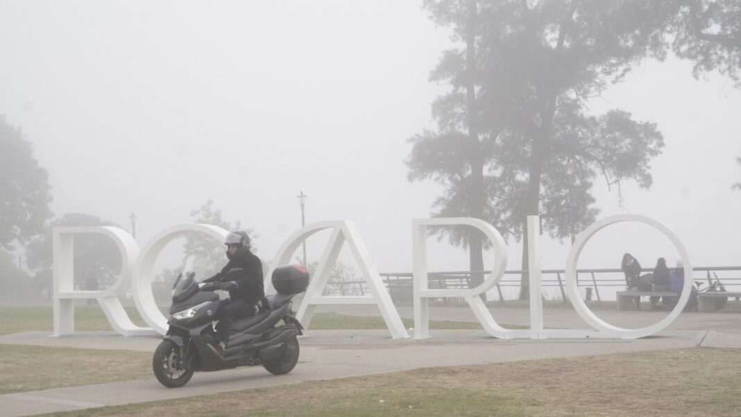 Niebla matinal en Rosario con termómetro marcando baja temperatura