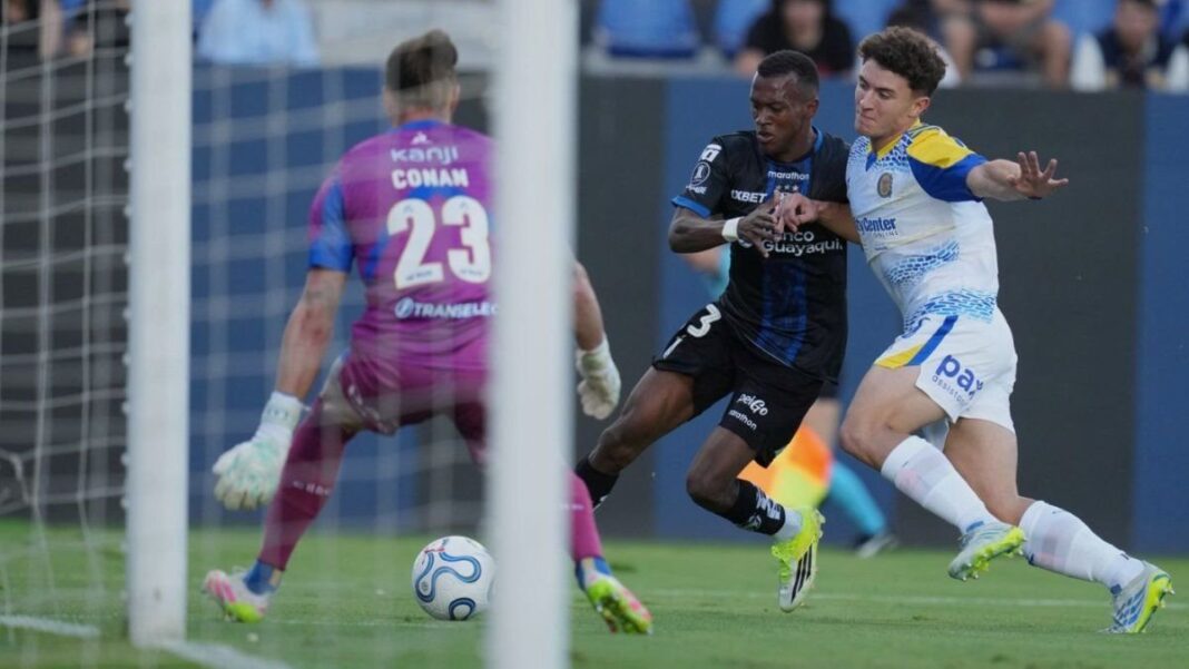Jeremías Ledesma atajando un balón en el partido de Rosario Central