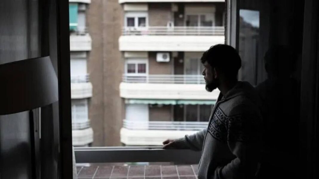 Jóvenes adultos en un departamento compartido discutiendo el alquiler