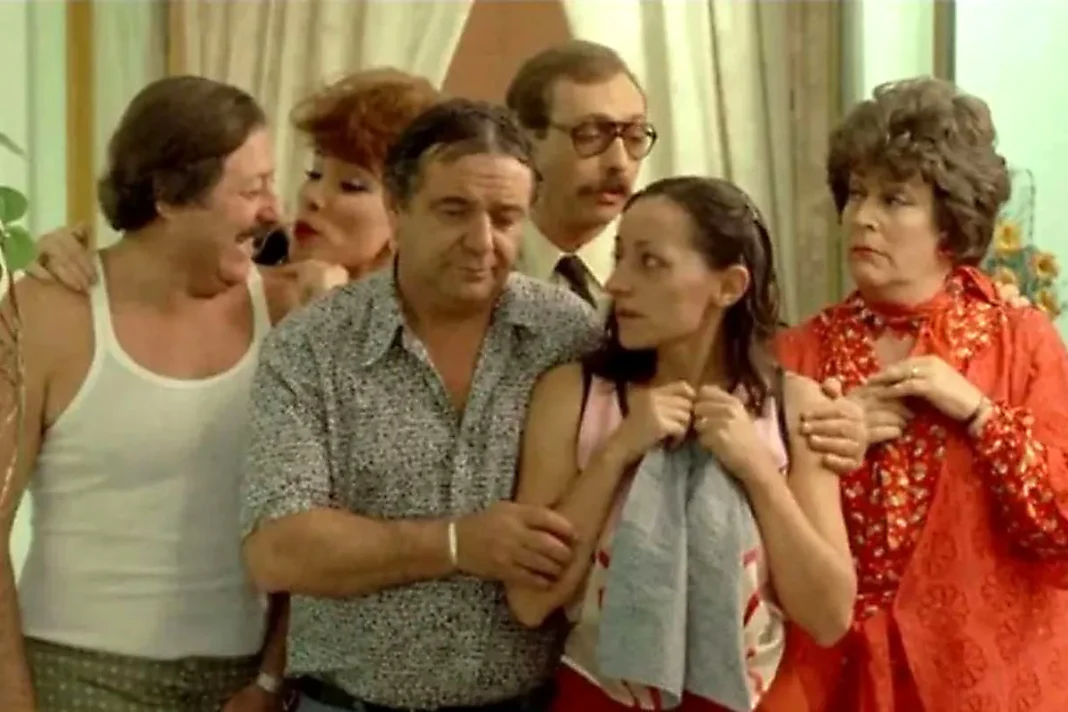 Escena de la película Esperando la carroza con el elenco reunido alrededor de una mesa