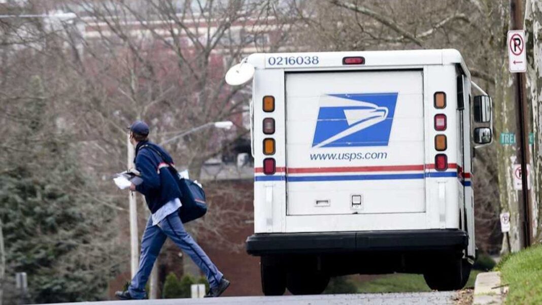 Sobre de correo con una pistola y la bandera de Estados Unidos al fondo