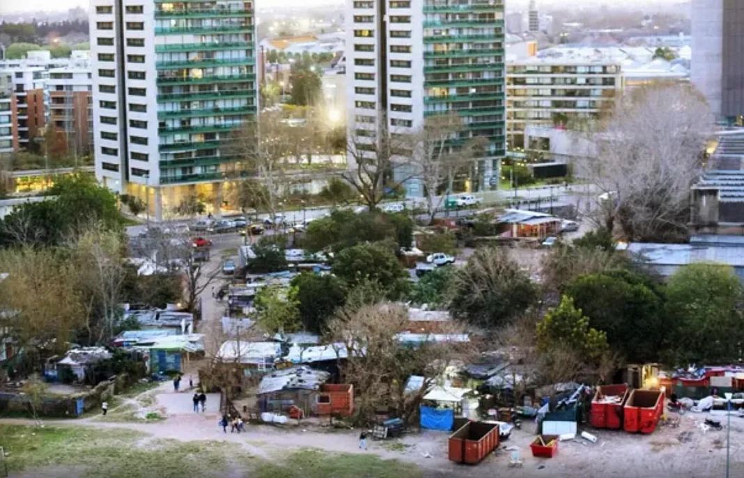 Edificios residenciales en Rosario con algunas ventanas apagadas, representando viviendas desocupadas