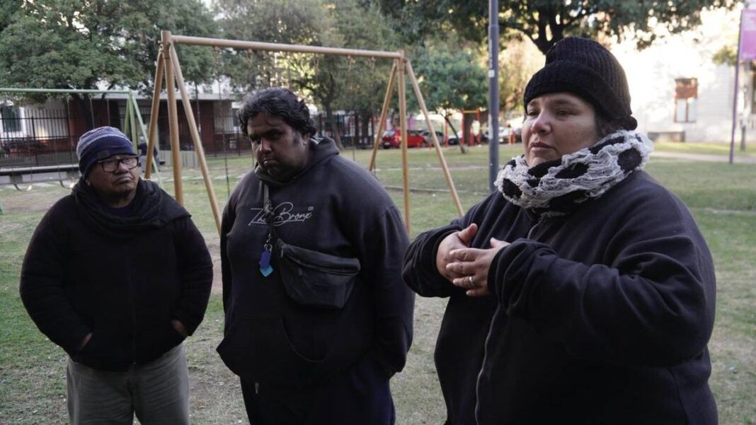 Familia en situación de calle en la Plaza de la Maternidad Martín de Rosario