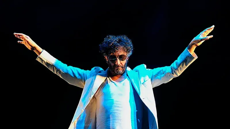 Fito Páez en el escenario del Movistar Arena durante su recital
