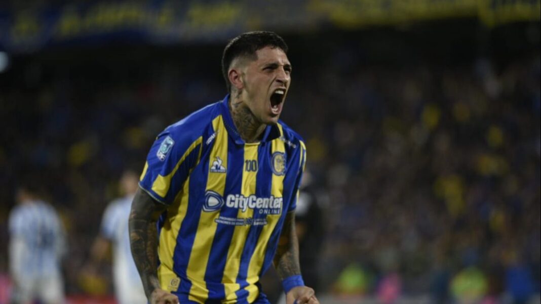 Gastón Avila festeja su gol de cabeza ante Racing en el Gigante de Arroyito
