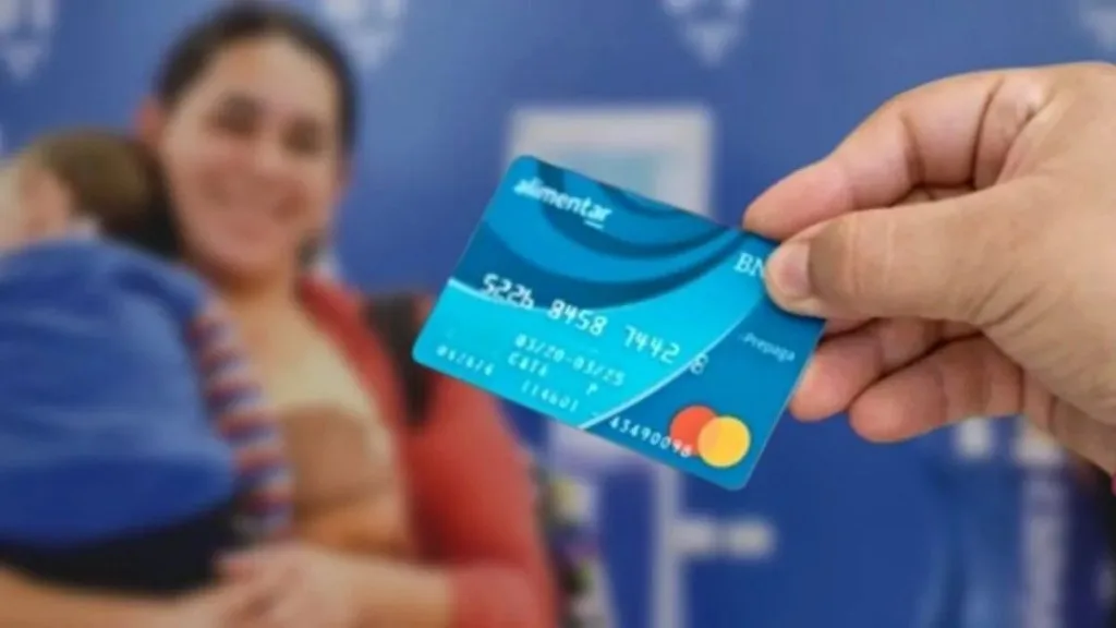 Persona usando tarjeta Alimentar en un comercio de Santa Fe