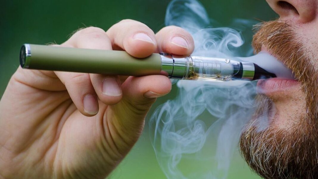 Vapeadores y productos de tabaco calentado sobre una mesa