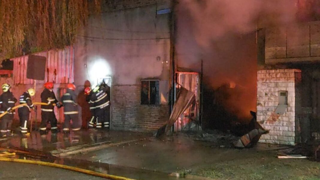 Bomberos trabajando en incendio de galpón de papelera en San Lorenzo