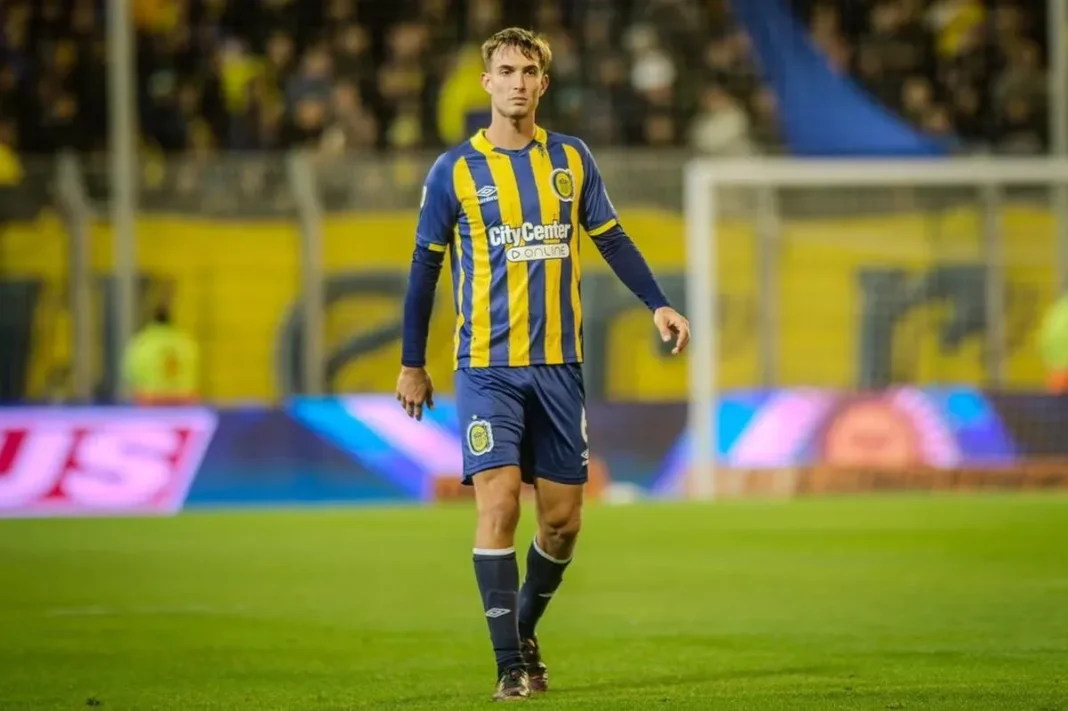 Juan Cruz Komar entrenando con el plantel de Rosario Central