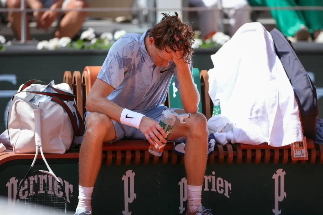 Juan Manuel Cerúndolo celebrando su victoria en Roland Garros