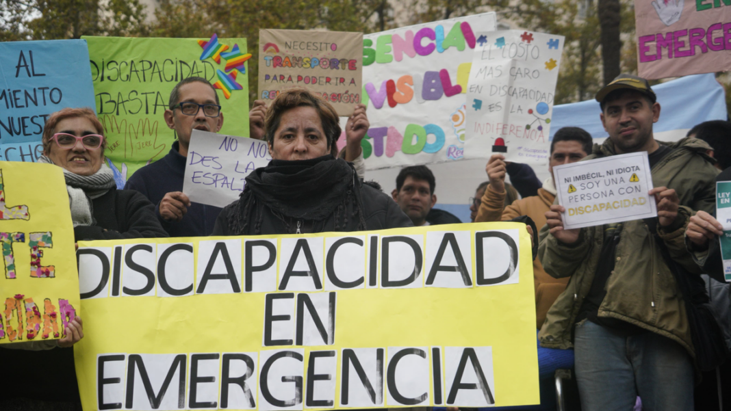 Personas con discapacidad y familiares reunidos en el Monumento a la Bandera en Rosario