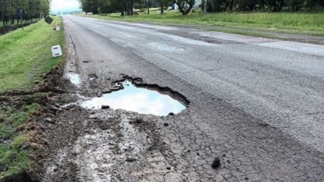 Tramo de la ruta nacional 34 en el norte de Santa Fe, con baches y grietas en la calzada