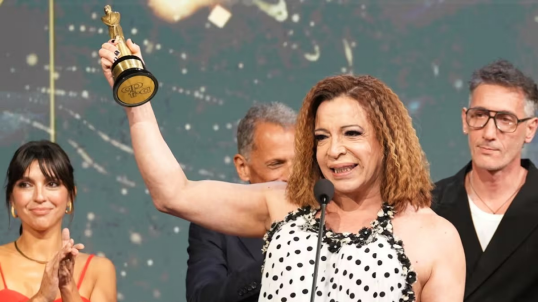 Lizy Tagliani en el escenario de los Premios Martín Fierro