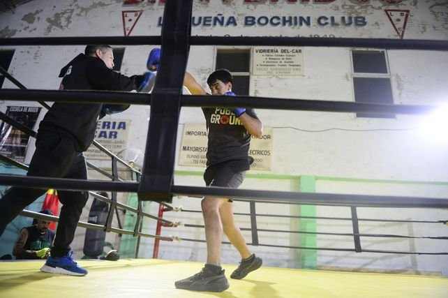 Fachada del Ludueña Bochín Club renovada con pintura