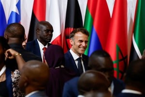 Emmanuel Macron durante su gira por África oriental