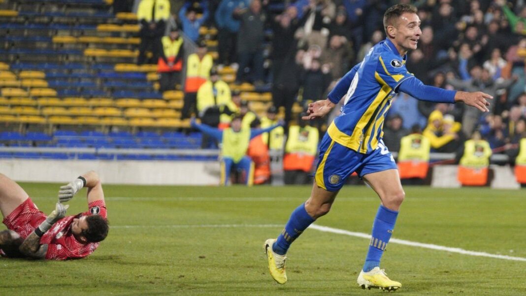 Marco Ruben celebra su gol ante Universidad Central en el Gigante de Arroyito