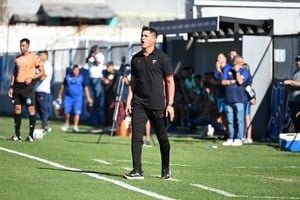 Ezequiel Medrán, director técnico de Colón, durante el partido ante Almirante Brown