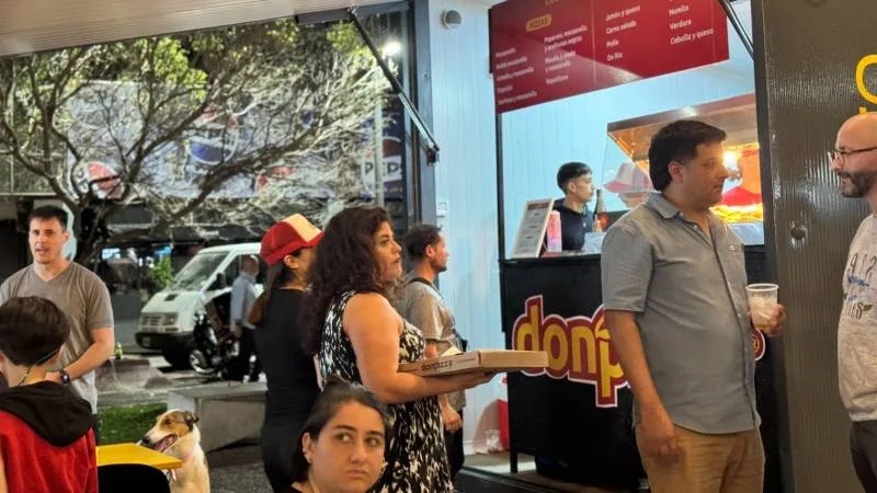 Pastelitos argentinos en bandeja junto a un mate en el Mercado del Centro de Santa Fe