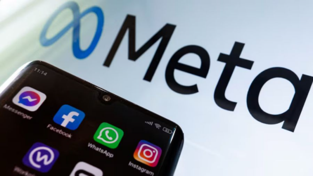 Logos de Instagram, Facebook y WhatsApp sobre fondo azul