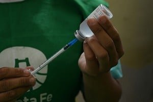 Dispositivo móvil de vacunación en la vía pública de Santa Fe