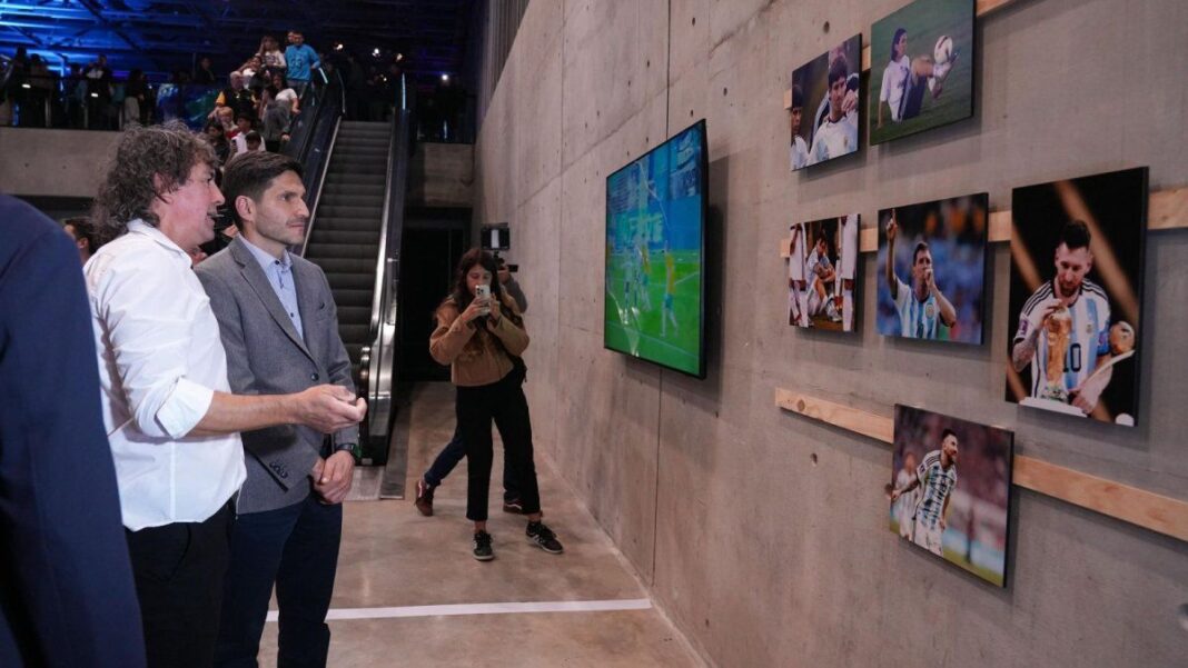 Fotografías de Lionel Messi en la muestra Instantáneas de gloria en el Museo del Deporte Santafesino