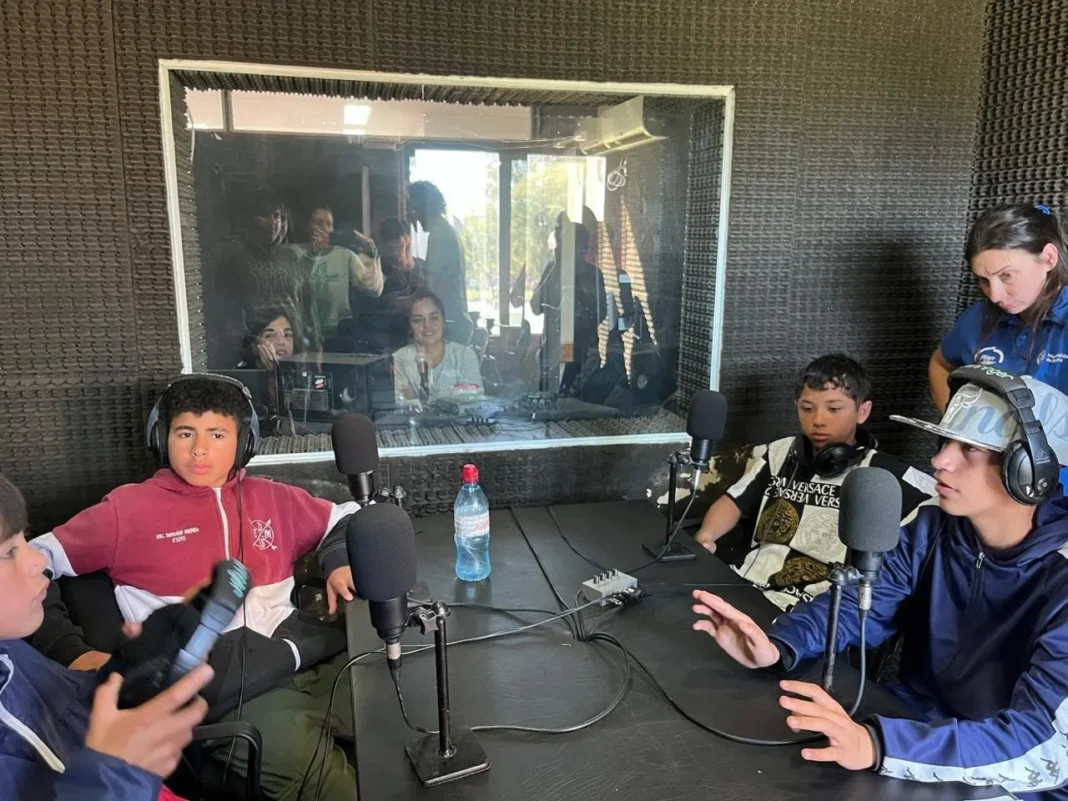 Jóvenes en un taller de producción sonora en el Laboratorio Sonoro de la UNR