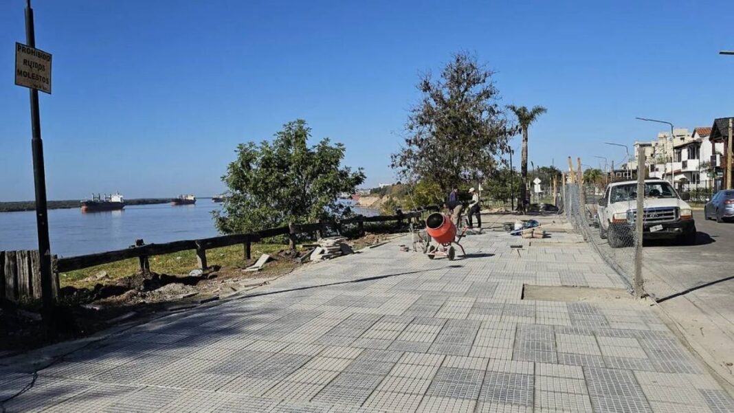 Vista del tramo sur del balcón al río Paraná en San Lorenzo durante las obras de transformación en rambla