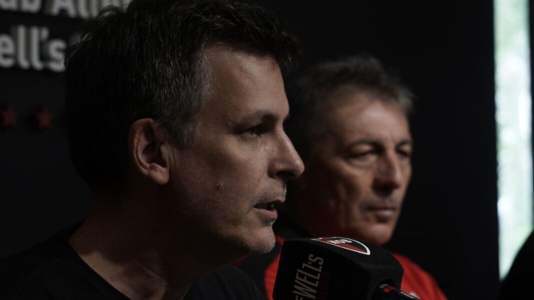 Frank Kudelka, entrenador de Newell's Old Boys, durante una reunión con la dirigencia
