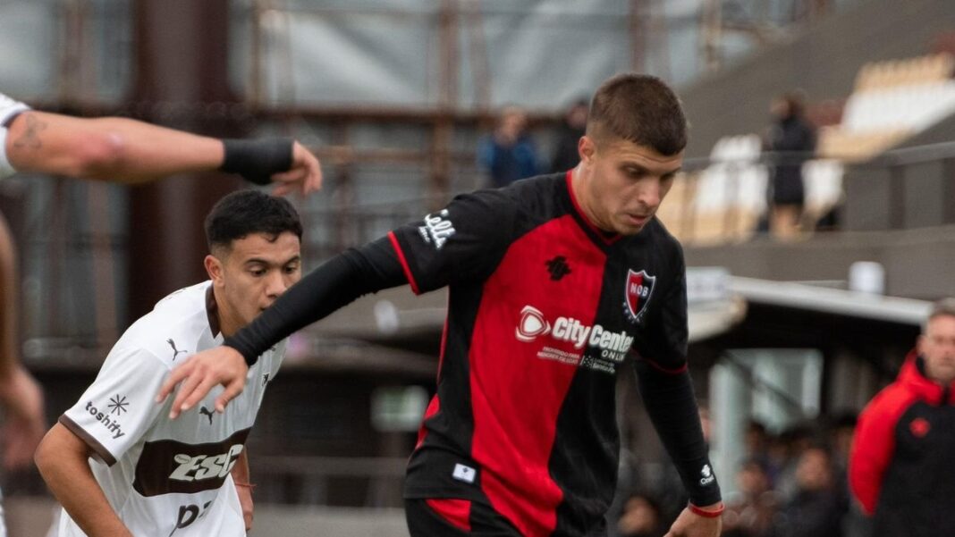 Jugadores de la reserva de Newell's Old Boys celebrando un gol