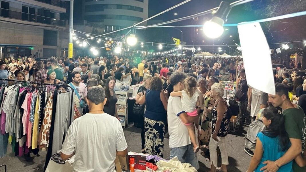 Escenario con música en vivo durante Noche en mi Barrio en Arroyito