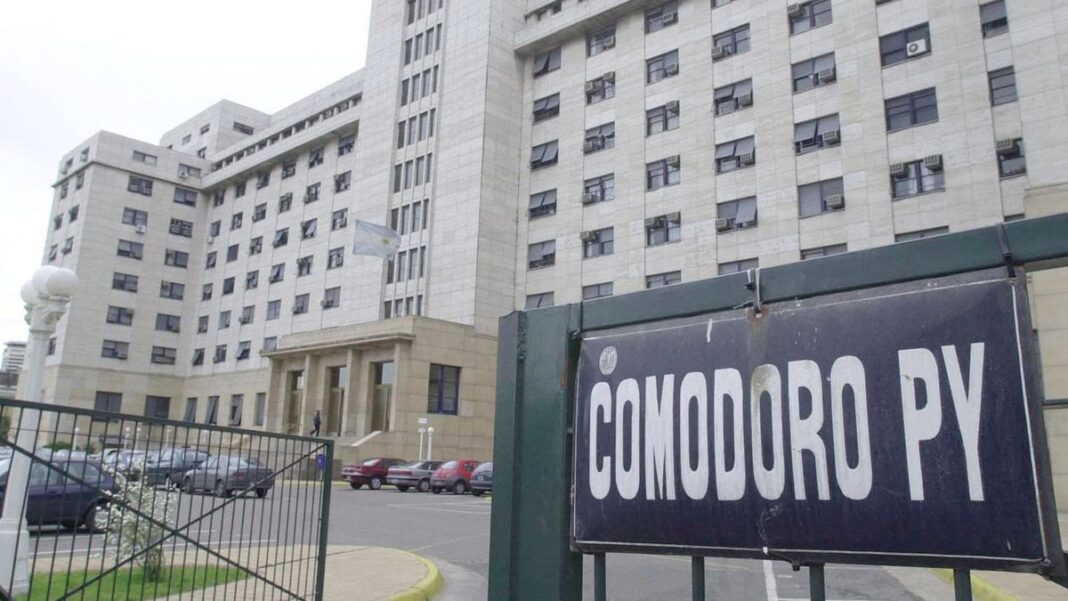 Imagen de Manuel Adorni junto a la fachada del country Indio Cua