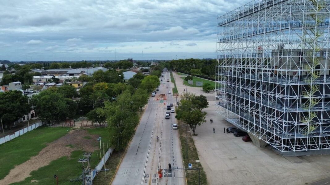 Vista de la avenida Ayacucho en obras, con maquinaria y trabajadores renovando la calzada