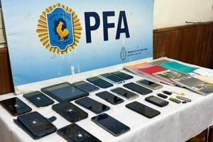Policía Federal Argentina durante allanamiento en San Vicente por juegos ilegales