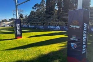 Vista del campo de juego del Paraná Rowing Club con tribunas preparadas para el partido de Capibaras